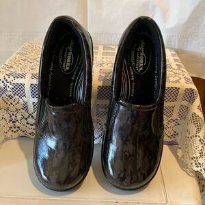 Easy Works by Easy Street Womens Sz 7 1/2 Loafers Black Camouflage Slip on GUC